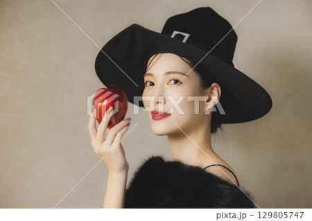 ハロウィンの仮装をした女性 129805747