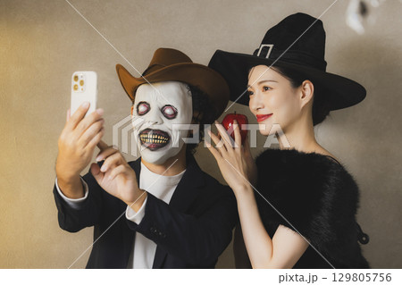 ハロウィンの仮装をした男女 ハロウィンの仮装をした男女 129805756