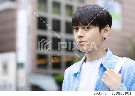 街中を歩く若い男性のポートレート 129805901