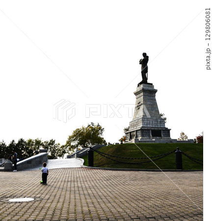 銅像と子供 銅像と子供 129806081