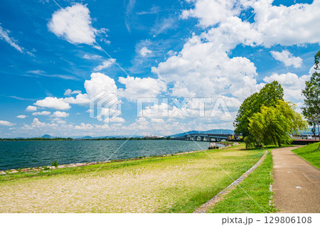 琵琶湖夏景色　滋賀県大津市 129806108