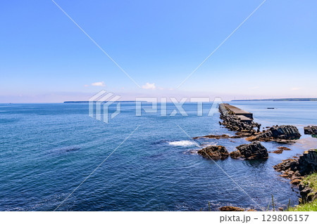 花咲岬から落石へ続く海岸線と町と漁港、夏の青空と海の風景(北海道根室市) 花咲岬から落石へ続く海岸線と町と漁港、夏の青空と海の風景(北海道根室市) 129806157