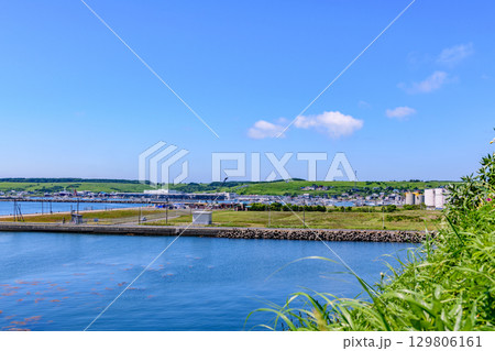 花咲岬から落石へ続く海岸線と町と漁港、夏の青空と海の風景（北海道根室市）  129806161