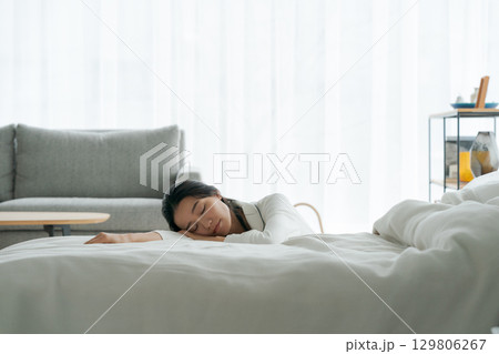 ベッドでぐったりしている女性 ベッドでぐったりしている女性 129806267
