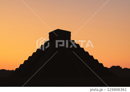 夕暮れに浮かぶチチェン・イッツァのシルエット 夕暮れに浮かぶチチェン・イッツァのシルエット 129806361