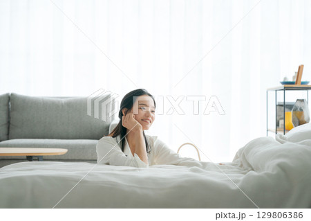 パジャマでくつろぐ女性 129806386