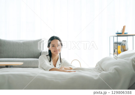 パジャマでくつろぐ女性 129806388