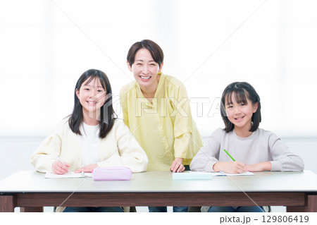勉強をする女の子　お母さん　先生　家庭教師 129806419