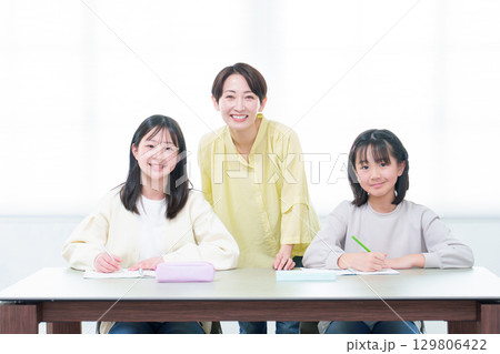勉強をする女の子 お母さん 先生 家庭教師 勉強をする女の子 お母さん 先生 家庭教師 129806422