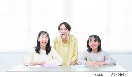勉強をする女の子 お母さん 先生 家庭教師 勉強をする女の子 お母さん 先生 家庭教師 129806429
