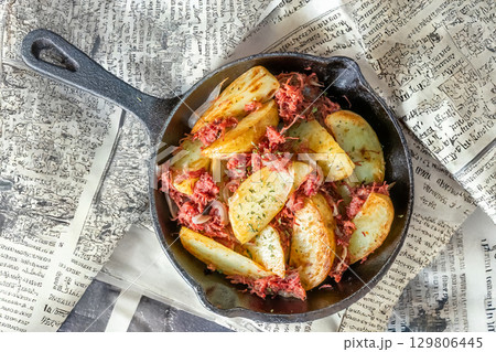 ジャーマンポテト　German fried potatoes outdoors 129806445