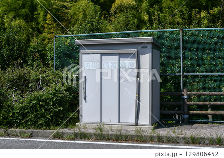 パーキングエリアの防災備蓄倉庫 129806452