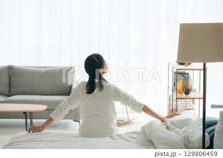 朝起きてストレッチをする女性の後ろ姿 129806459