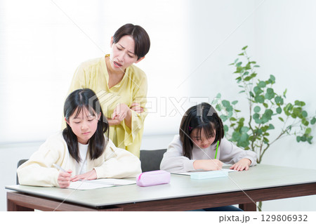 勉強をする女の子　先生　家庭教師　教育ママ 129806932