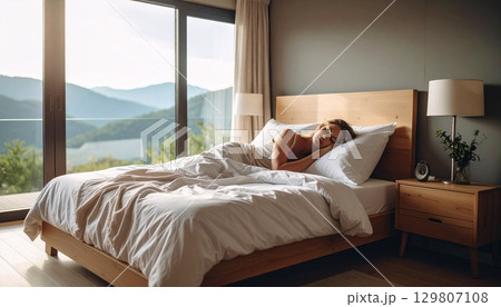 眠そうな女性 129807108