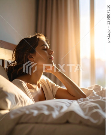 眠そうな女性 129807110