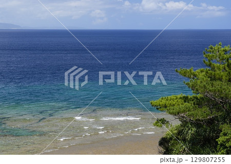 【沖縄県】石垣島の海岸 【沖縄県】石垣島の海岸 129807255