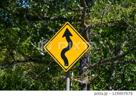 「左つづら折りあり」の道路標識	急カーブ 129807678