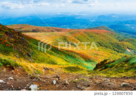 秋の栗駒山登山（栗駒山～秣岳 ： いわかがみ平方面の眺め） 129807850