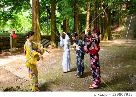 浴衣を着た女性と女の子　夏祭り 129807915