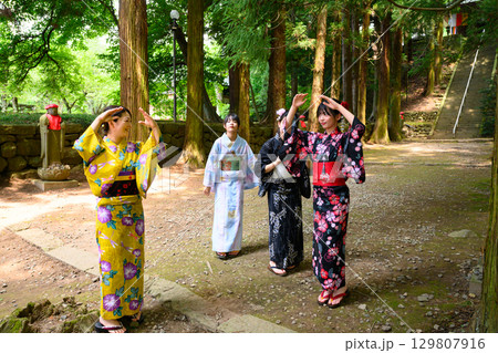 浴衣を着た女性と女の子　夏祭り 129807916
