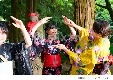 浴衣を着た女性と女の子　夏祭り 129807931