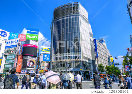 日本の横浜都市景観 朝の通勤時間帯…渋谷スクランブル交差点を渡る人々…＝19日 129808161