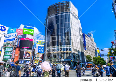 日本の横浜都市景観 朝の通勤時間帯…渋谷スクランブル交差点を渡る人々…＝19日 129808162