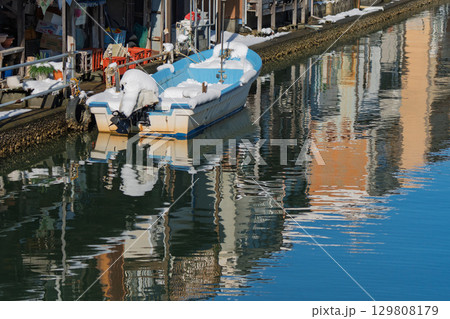 昔ながらのレトロな風景の漁師町舞鶴市吉原地区を撮影 129808179