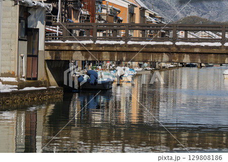 昔ながらのレトロな風景の漁師町舞鶴市吉原地区を撮影 129808186
