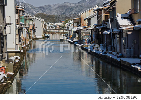 昔ながらのレトロな風景の漁師町舞鶴市吉原地区を撮影 129808190