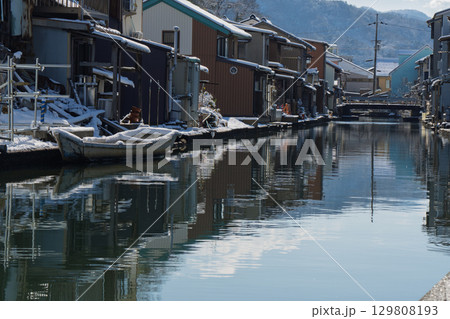 昔ながらのレトロな風景の漁師町舞鶴市吉原地区を撮影 129808193