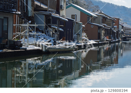 昔ながらのレトロな風景の漁師町舞鶴市吉原地区を撮影 129808194