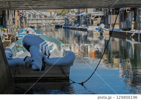 昔ながらのレトロな風景の漁師町舞鶴市吉原地区を撮影 129808196
