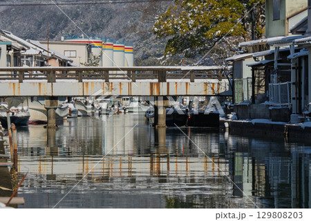 昔ながらのレトロな風景の漁師町舞鶴市吉原地区を撮影 129808203