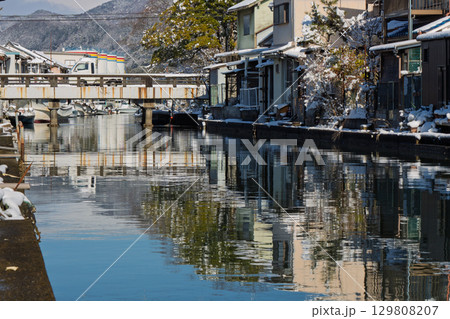 昔ながらのレトロな風景の漁師町舞鶴市吉原地区を撮影 129808207