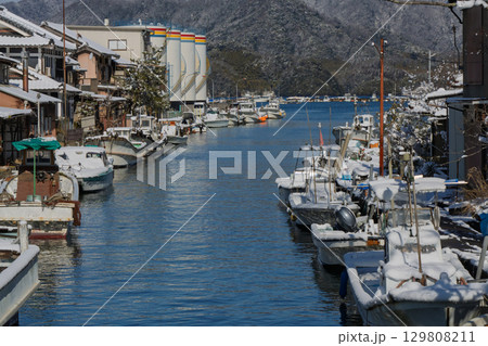 昔ながらのレトロな風景の漁師町舞鶴市吉原地区を撮影 129808211