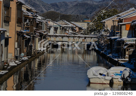 昔ながらのレトロな風景の漁師町舞鶴市吉原地区を撮影 129808240