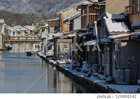 昔ながらのレトロな風景の漁師町舞鶴市吉原地区を撮影 129808242