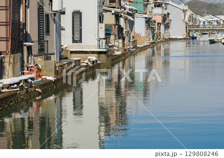 昔ながらのレトロな風景の漁師町舞鶴市吉原地区を撮影 129808246