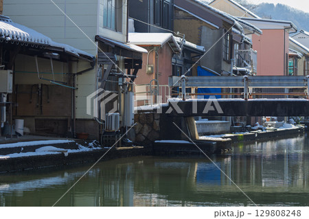 昔ながらのレトロな風景の漁師町舞鶴市吉原地区を撮影 129808248