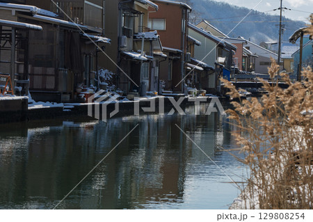 昔ながらのレトロな風景の漁師町舞鶴市吉原地区を撮影 129808254