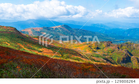 秋の栗駒山登山(栗駒山~秣岳 : 秣岳・須川湖方面の眺め) 秋の栗駒山登山(栗駒山~秣岳 : 秣岳・須川湖方面の眺め) 129808264