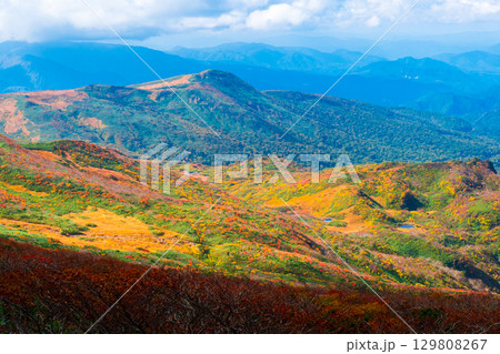 秋の栗駒山登山（栗駒山～秣岳 ： 秣岳方面の眺め） 129808267