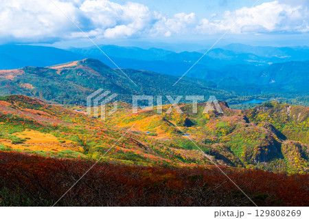 秋の栗駒山登山(栗駒山~秣岳 : 秣岳・須川湖方面の眺め) 秋の栗駒山登山(栗駒山~秣岳 : 秣岳・須川湖方面の眺め) 129808269