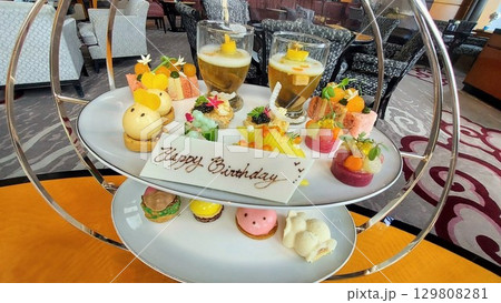 ホテルラウンジの誕生日アフタヌーンティーセット 129808281
