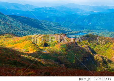 秋の栗駒山登山(栗駒山~秣岳 : 須川湖方面の眺め) 秋の栗駒山登山(栗駒山~秣岳 : 須川湖方面の眺め) 129808345