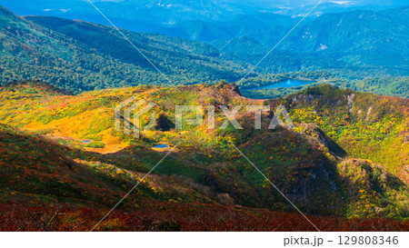 秋の栗駒山登山（栗駒山～秣岳 ： 須川湖方面の眺め） 129808346