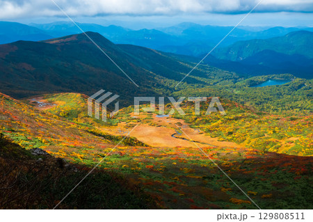 秋の栗駒山登山(栗駒山~秣岳 : 秣岳・須川湖方面の眺め) 秋の栗駒山登山(栗駒山~秣岳 : 秣岳・須川湖方面の眺め) 129808511