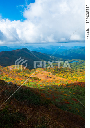 秋の栗駒山登山（栗駒山～秣岳 ： 秣岳・須川湖方面の眺め） 129808513